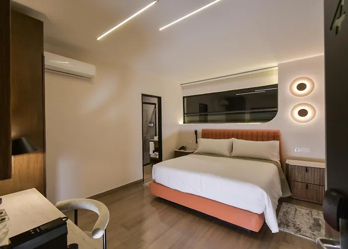 Expo Satelite 2750 Hotel & Suites
