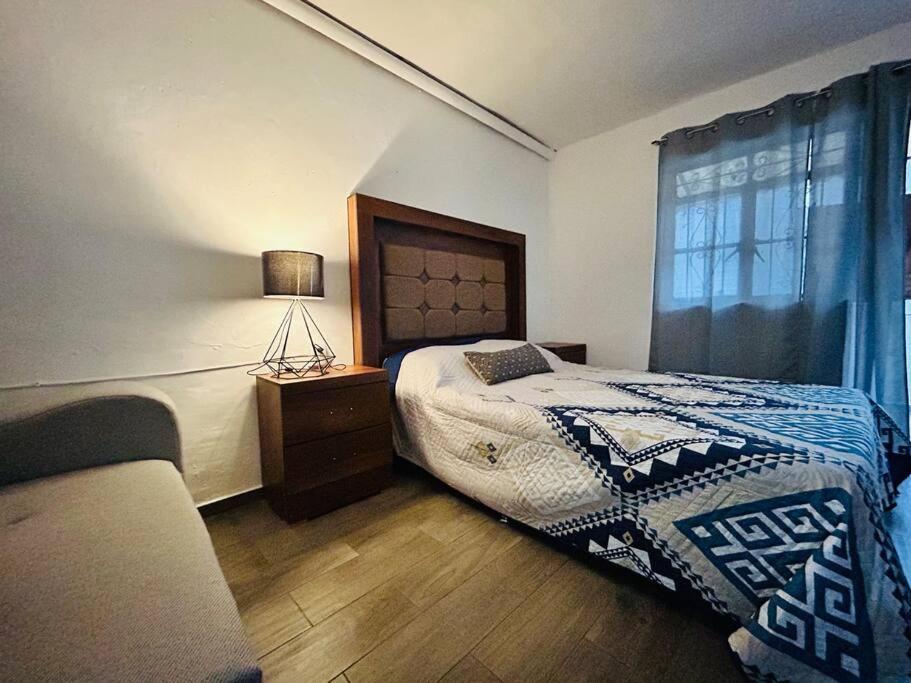 Comoda Casa Con Dos Cuartos Y Cochera Auto Pequeno