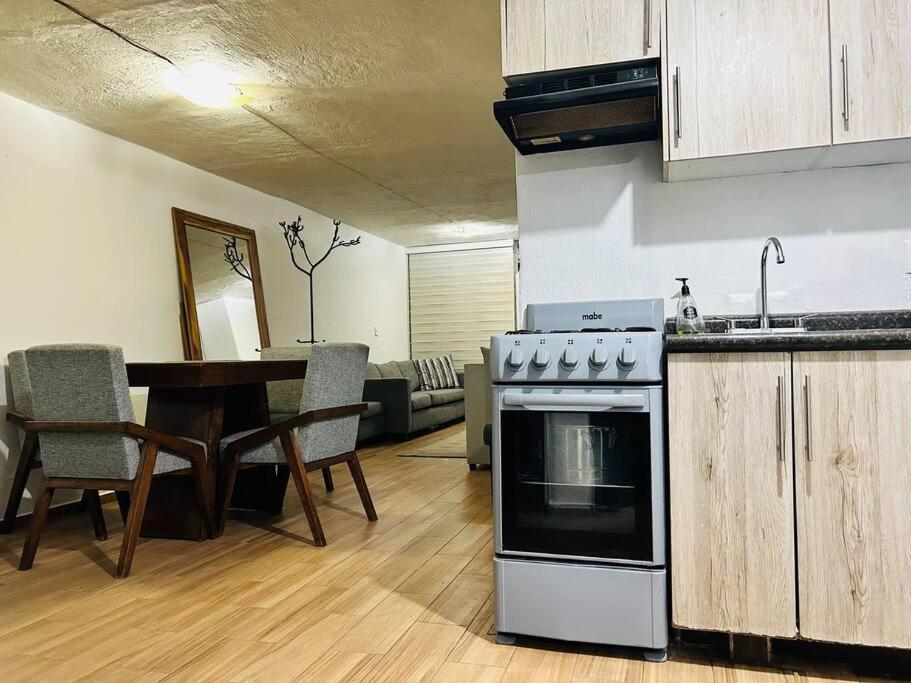 Comoda Casa Con Dos Cuartos Y Cochera Auto Pequeno *