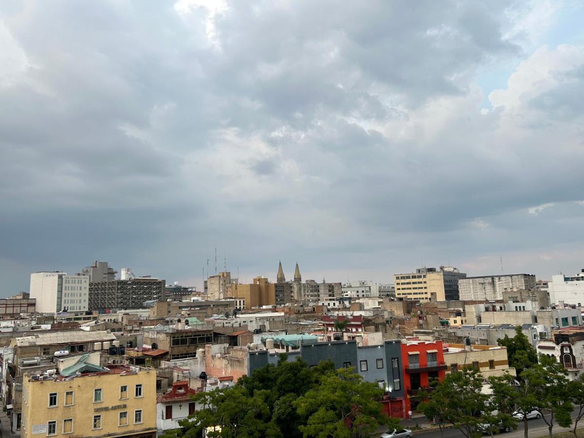 En El Centro De Con Vista A La Ciudad