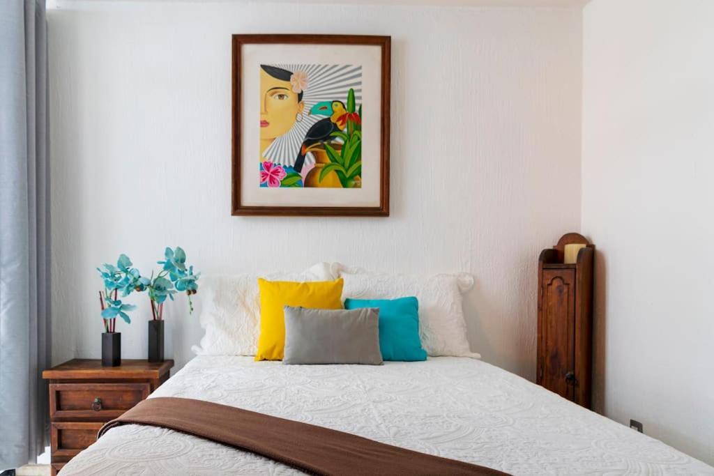 Casa Amarilla Aire Acondicionado En Todas La Areas Guadalajara