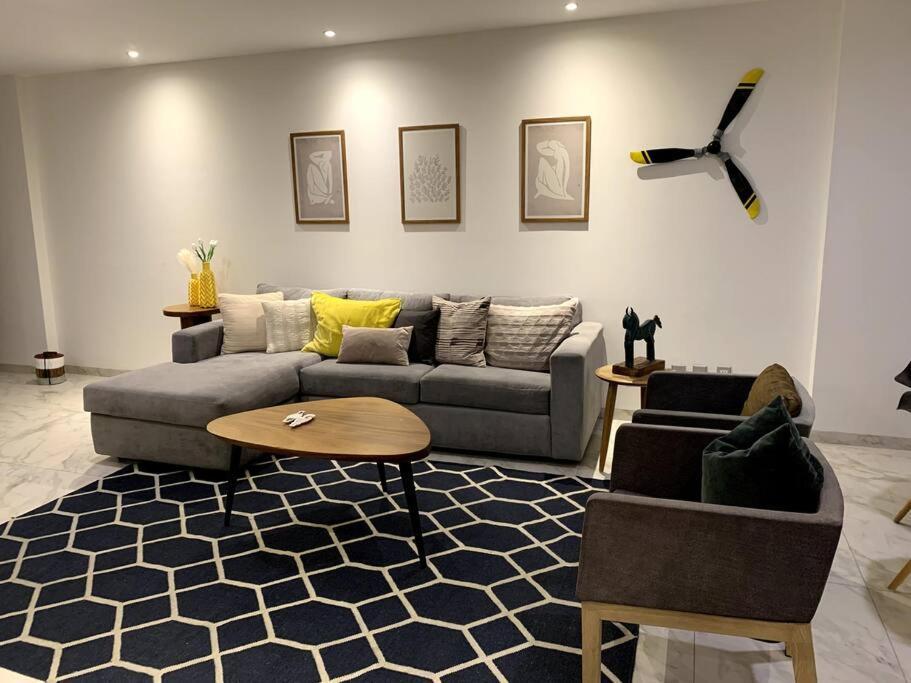 Lujoso En Zona Financiera / Limpieza Diaria Apartamento