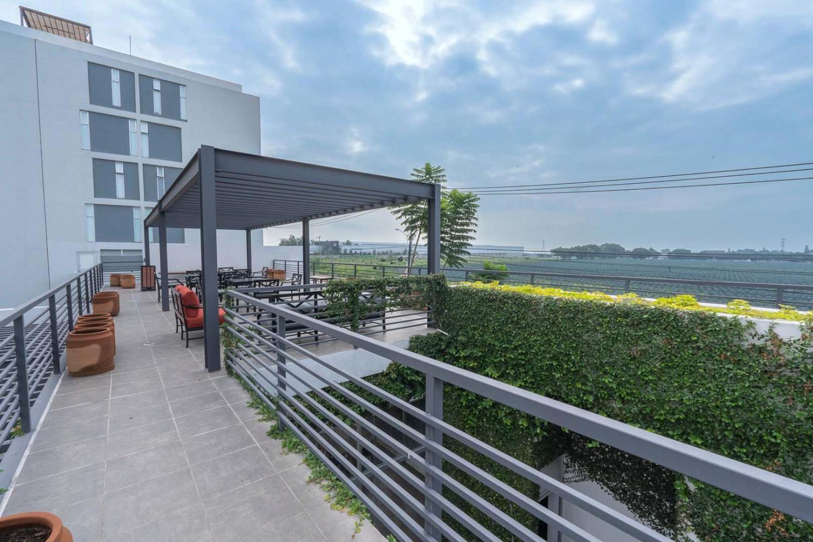 Modern With Terrace And Pool Access