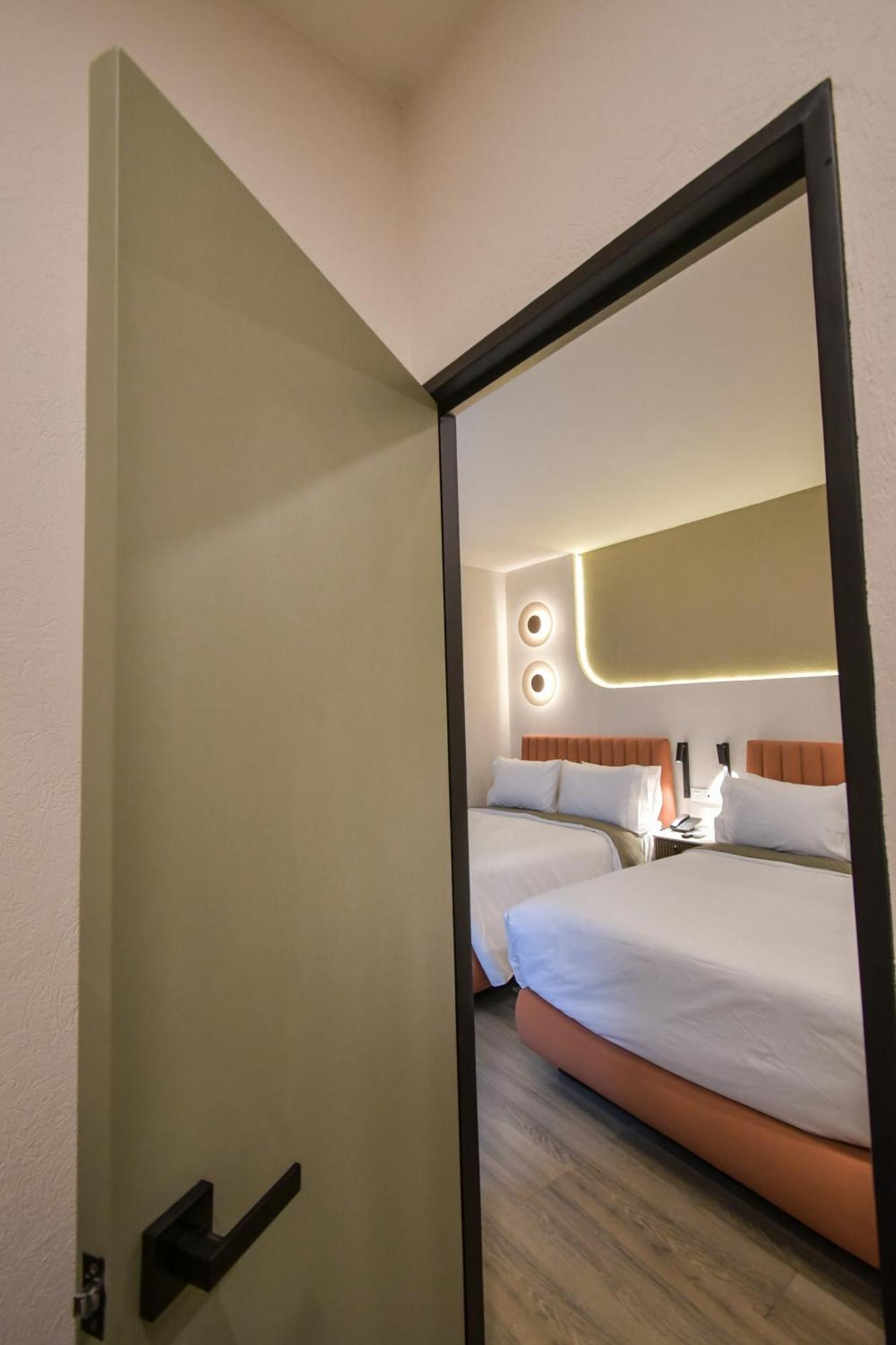 Expo Satelite 2750 & Hotel