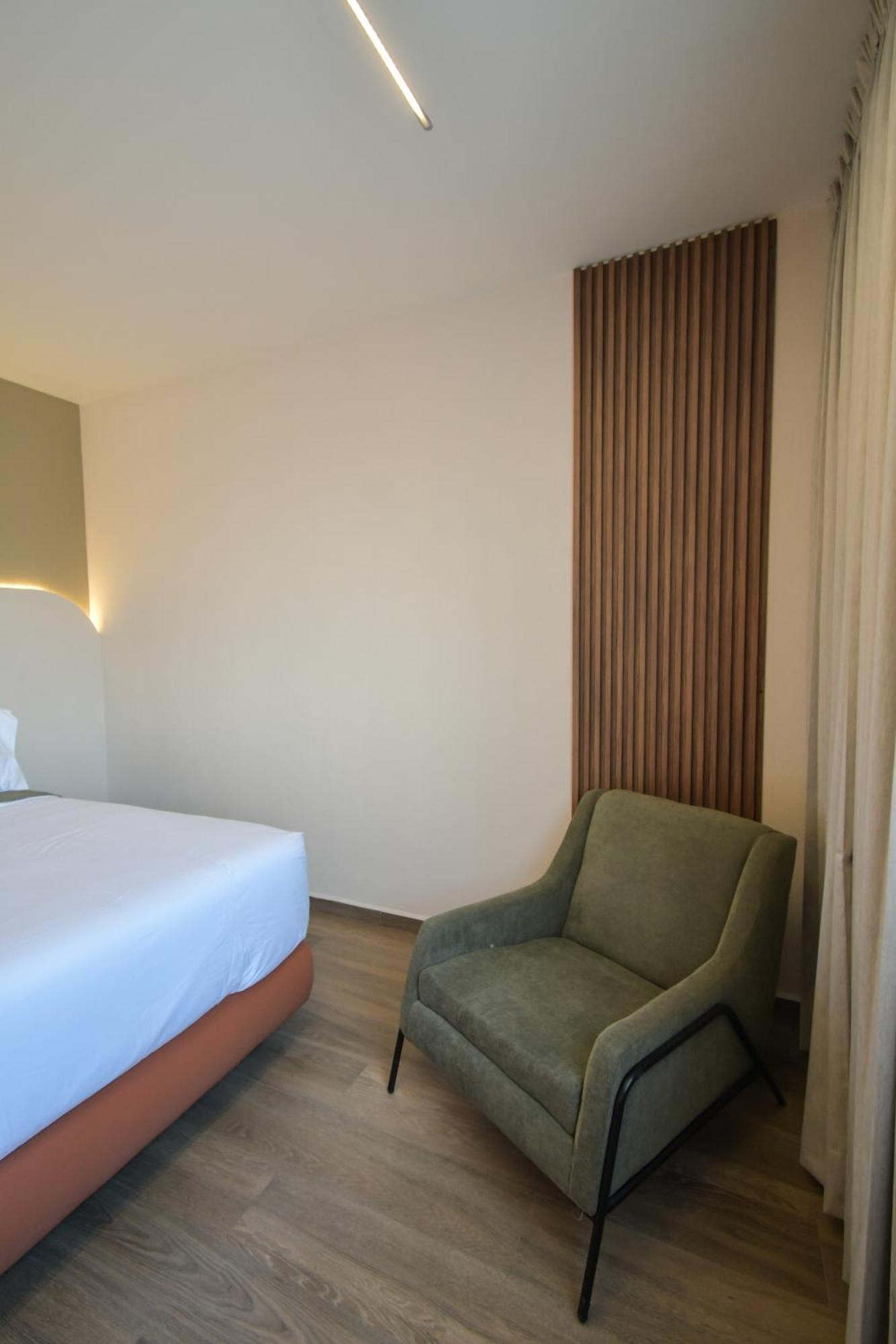 Expo Satelite 2750 & Hotel