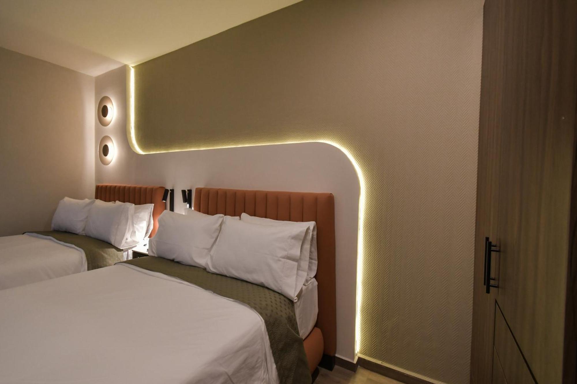 Hotel Expo Satelite 2750 &