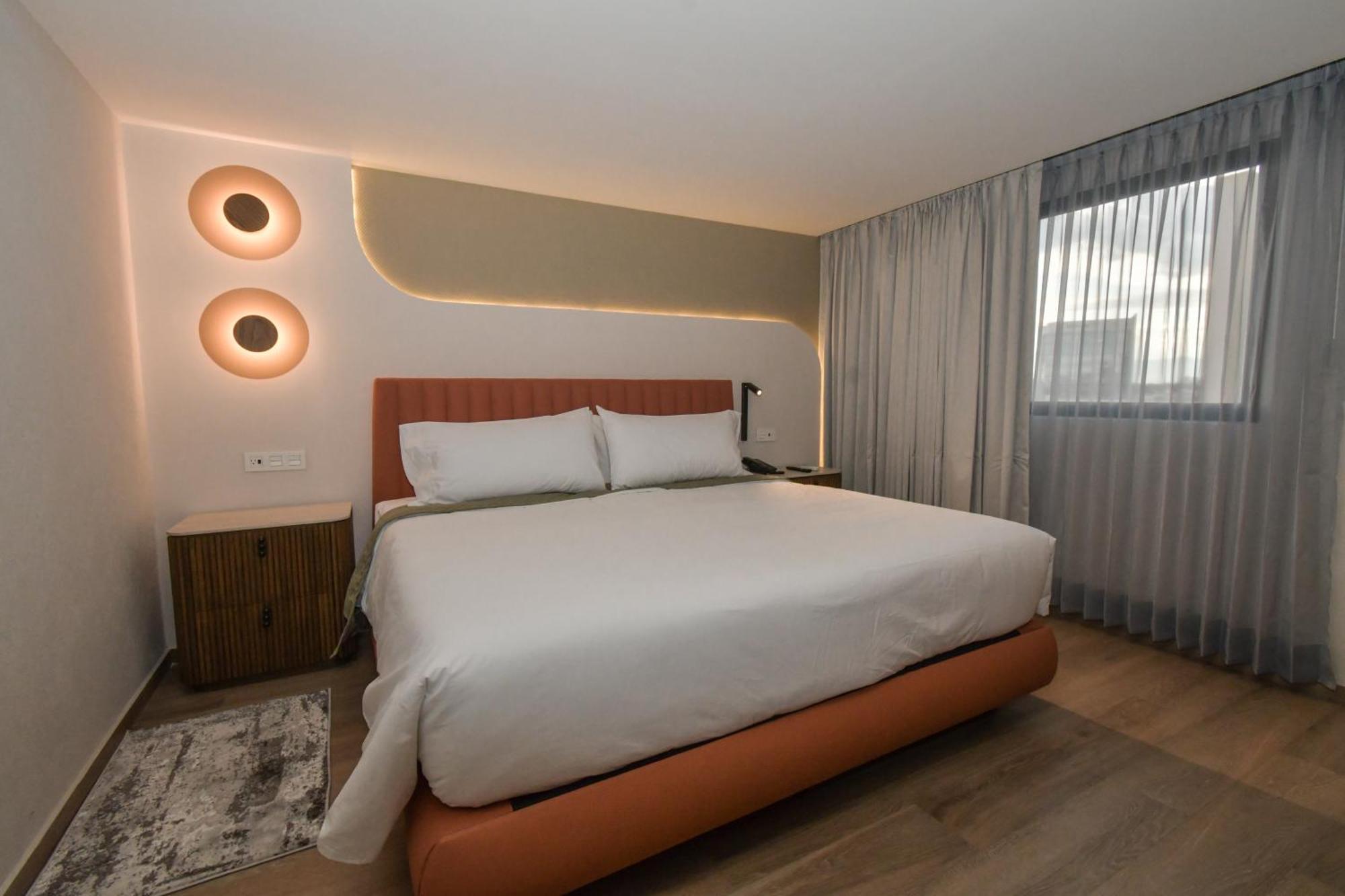 Expo Satelite 2750 & 4*