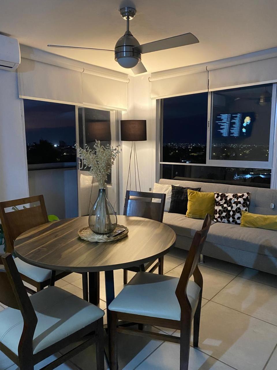 Apartment Centro Depto 3 Rec 2 Banos Y Balcon Con Mejores Vistas A La Ciudad Ac Alberca Climatizada Parking Free Guadalajara