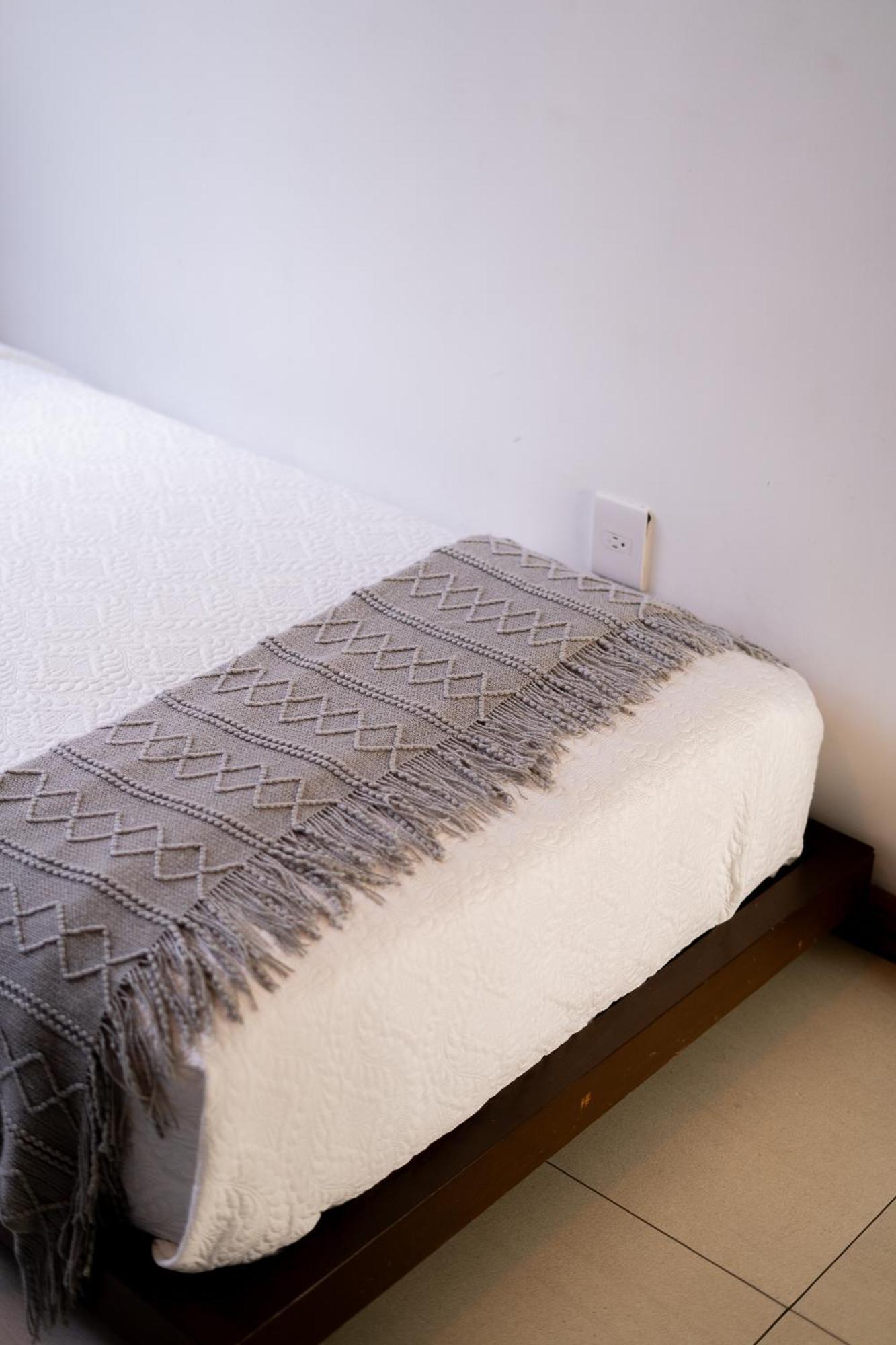 A 5 Cuadras Del Consulado Comodo Departamento Familiar Con Patio Trasero Apartamento *