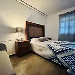 Comoda Casa Con Dos Cuartos Y Cochera Para Auto Pequeno