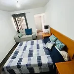 Comoda Casa Con Dos Cuartos Y Cochera Para Auto Pequeno