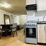 Comoda Casa Con Dos Cuartos Y Cochera Para Auto Pequeno