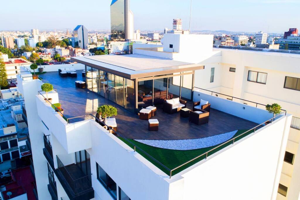 100mb Apt With Rooftop & Swimming Pool *