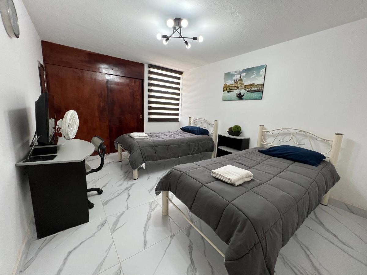 Comfortable With Parking, Location Guadalajara