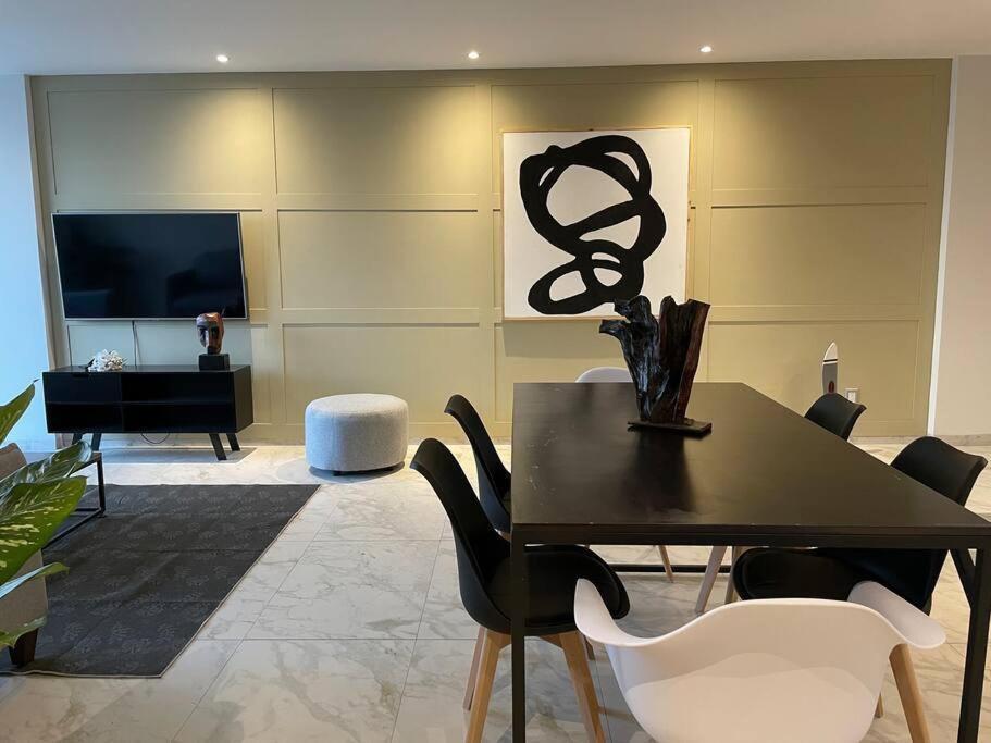 Elegante En Zona Financiera / Limpieza Diaria Apartamento *