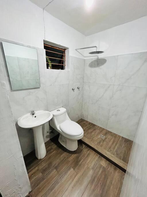 Apartamento Comoda Casa Con Dos Cuartos Y Cochera Auto Pequeno *
