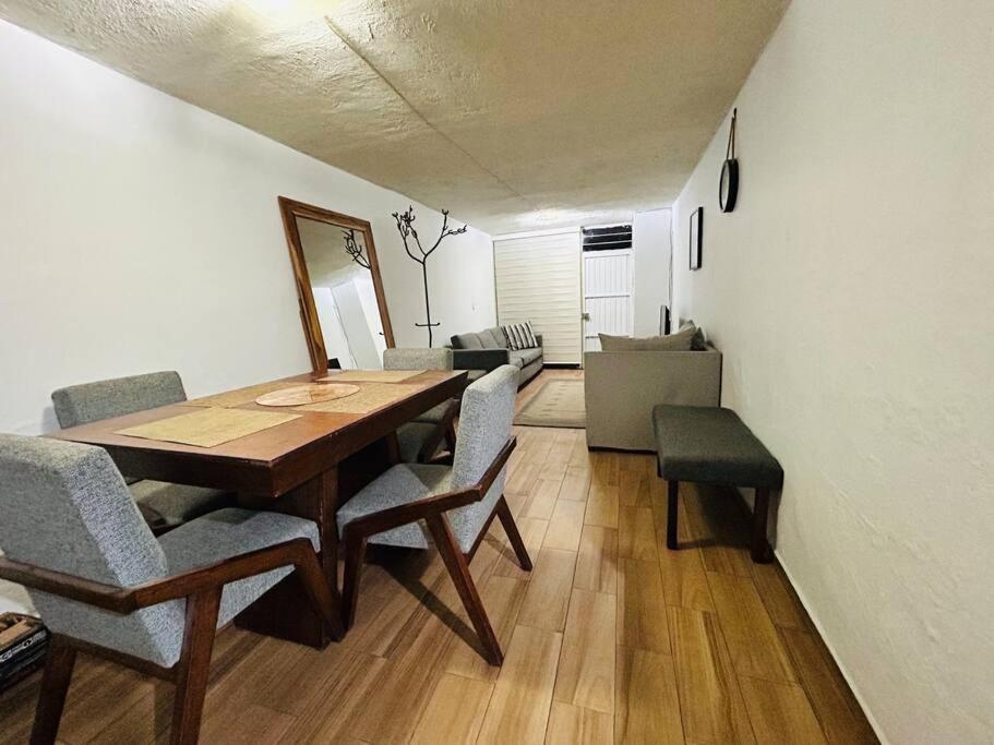 Comoda Casa Con Dos Cuartos Y Cochera Auto Pequeno Apartamento