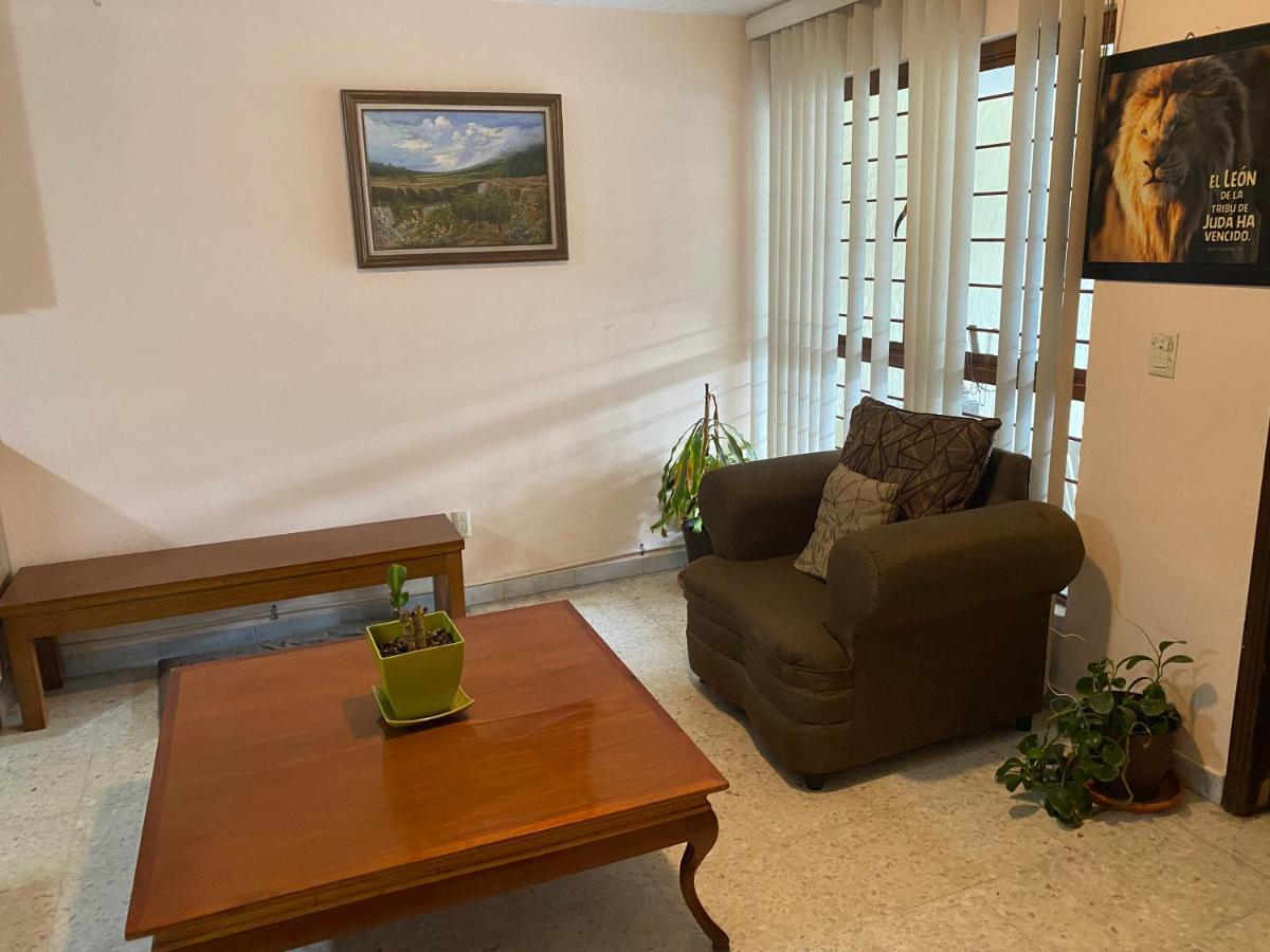 Habitación en casa particular Planta Baja Privada Cerca De Expo Gdl *
