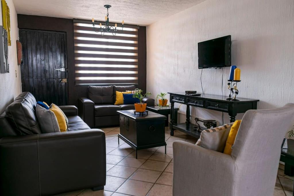 Casa Amarilla Aire Acondicionado En Todas La Areas Guadalajara