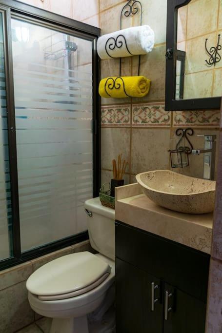 Casa Amarilla Aire Acondicionado En Todas La Areas Apartamento