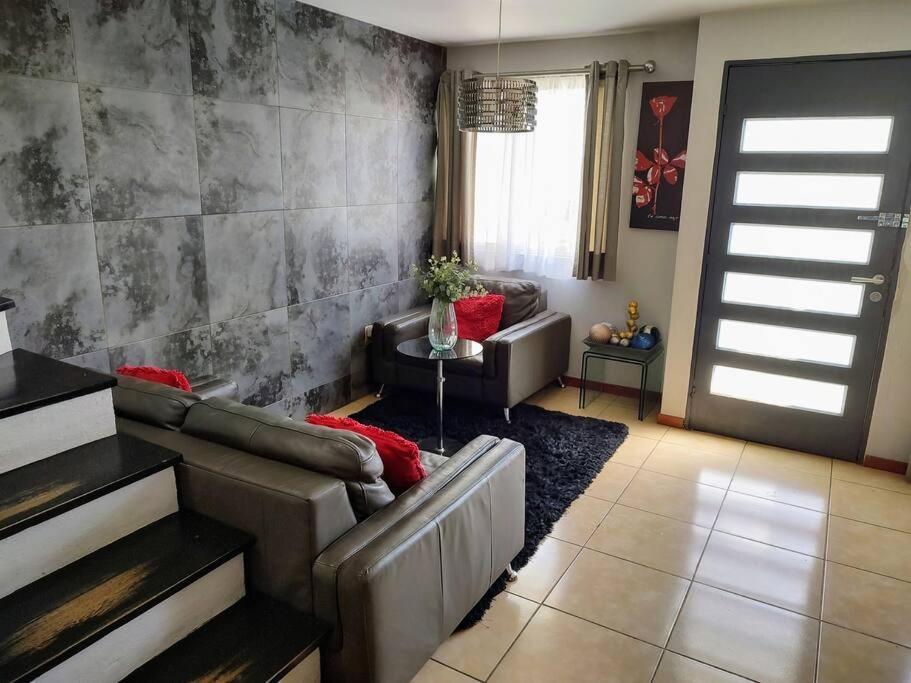 Disfruta De La Ciudad En Un Espacio Tranquilo! Holiday home