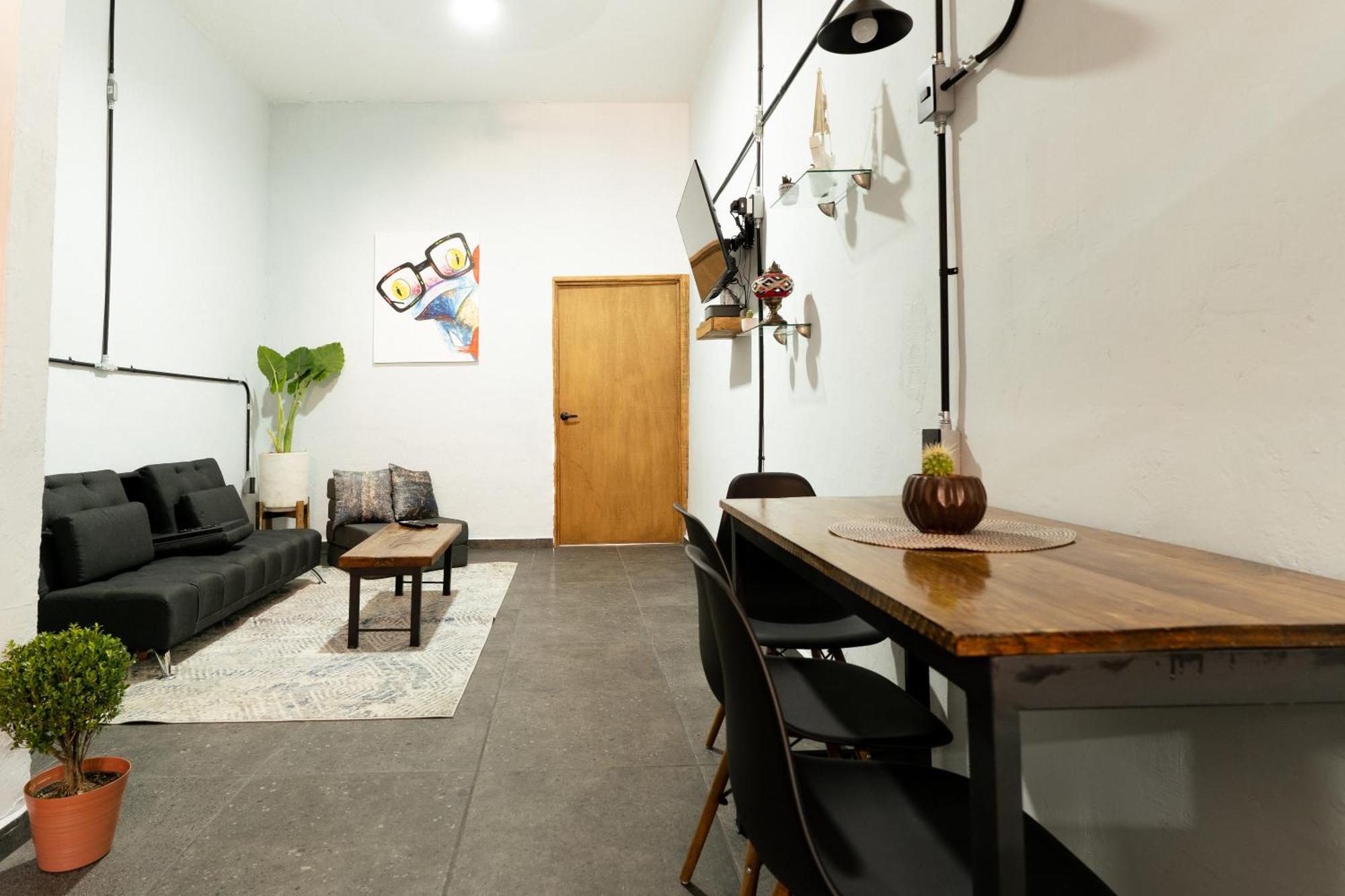 Casa Leo En San Pedro Tlaquepaque. Apartamento *