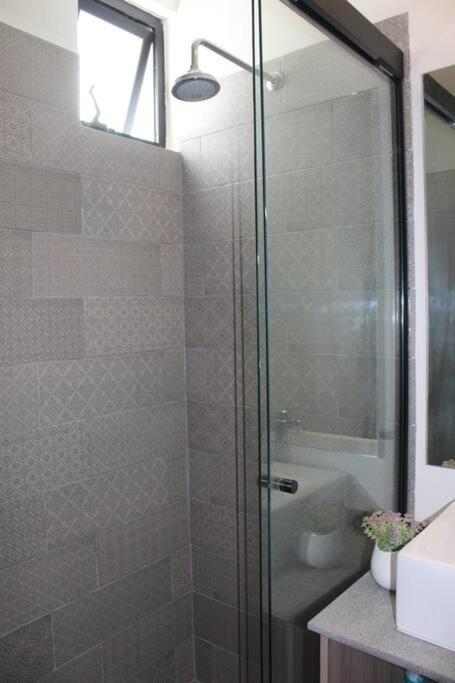 Brand New Stylish, Chapultepec, Gym,100mb Internet *