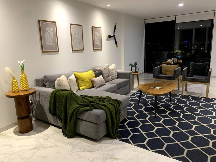 Lujoso En Zona Financiera / Limpieza Diaria Apartamento