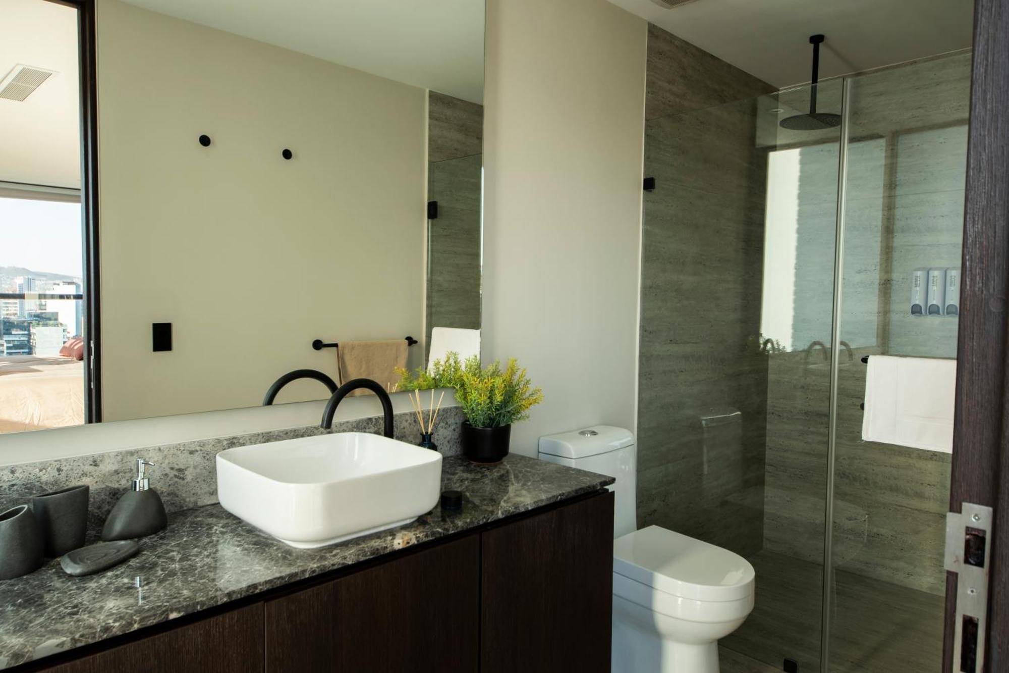 Lujoso Departamento, 14a, Zona Americana Apartment