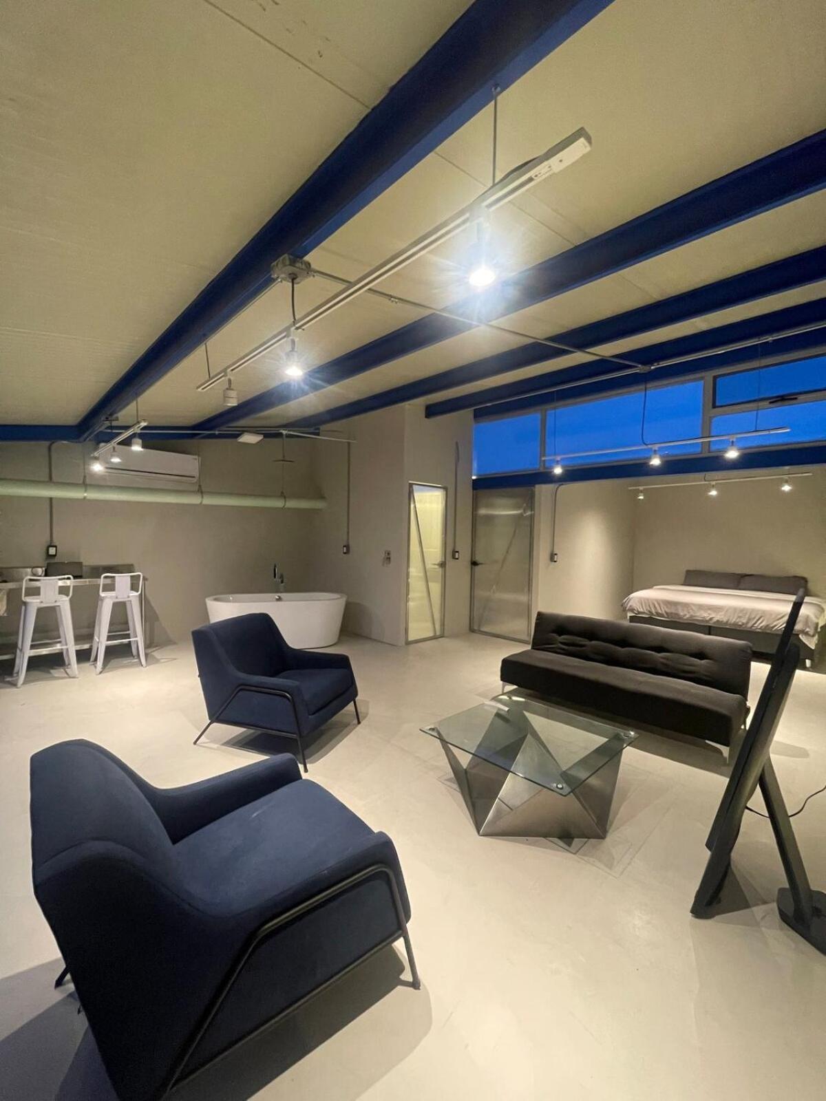 Minimalist Loft Blocks Away From Telmex Apartamento *