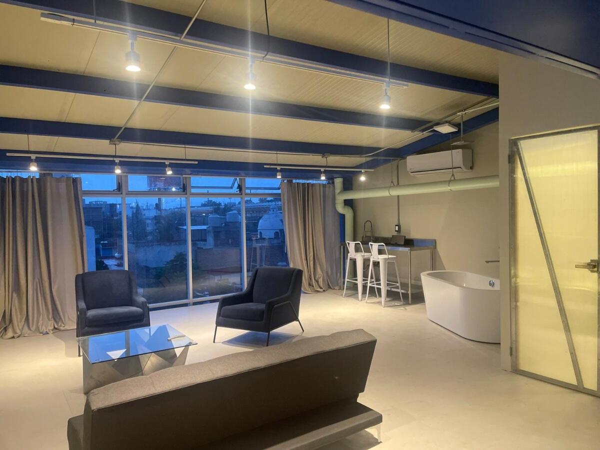 Minimalist Loft Blocks Away From Telmex Apartamento