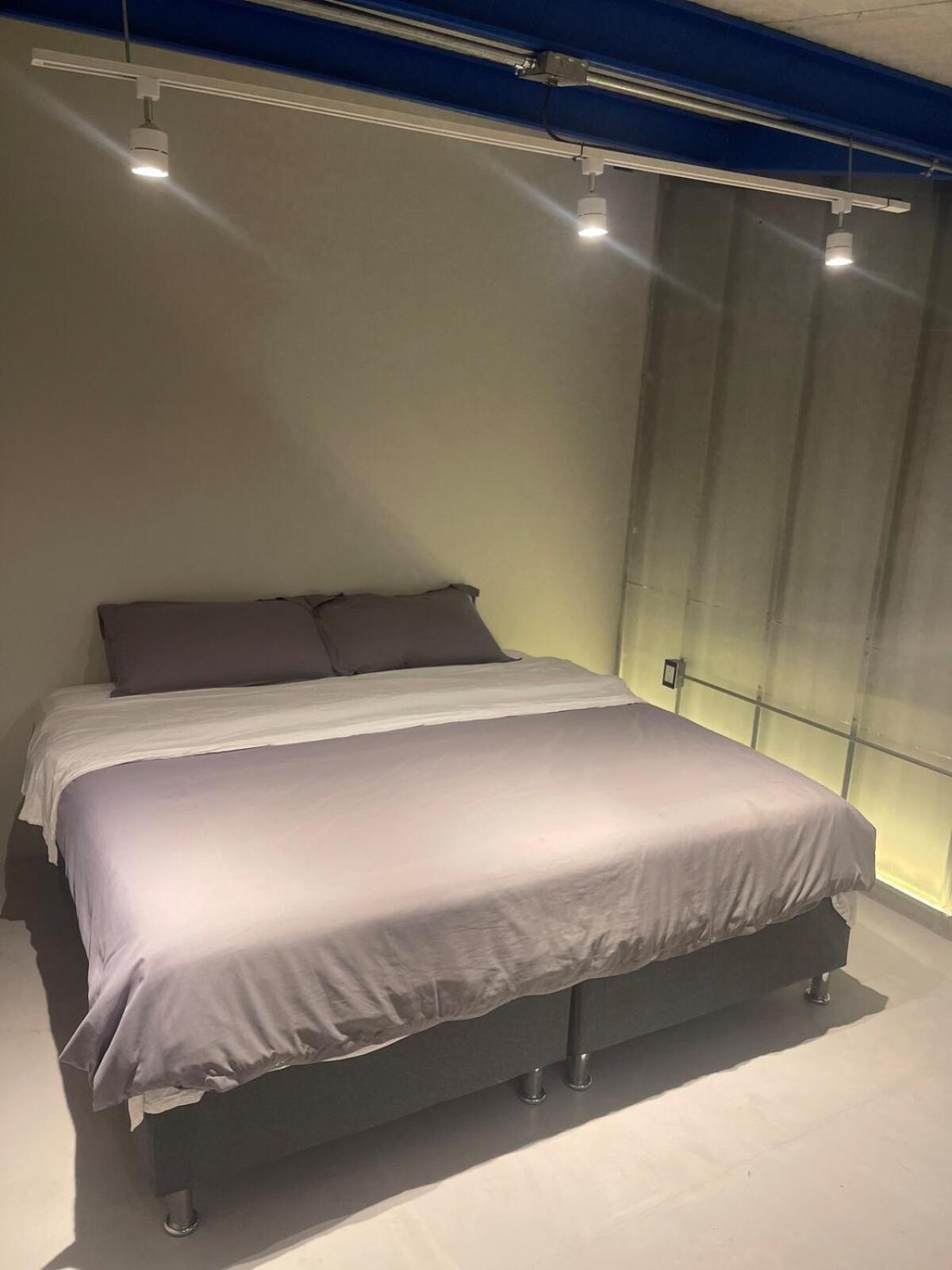 Minimalist Loft Blocks Away From Telmex Apartamento