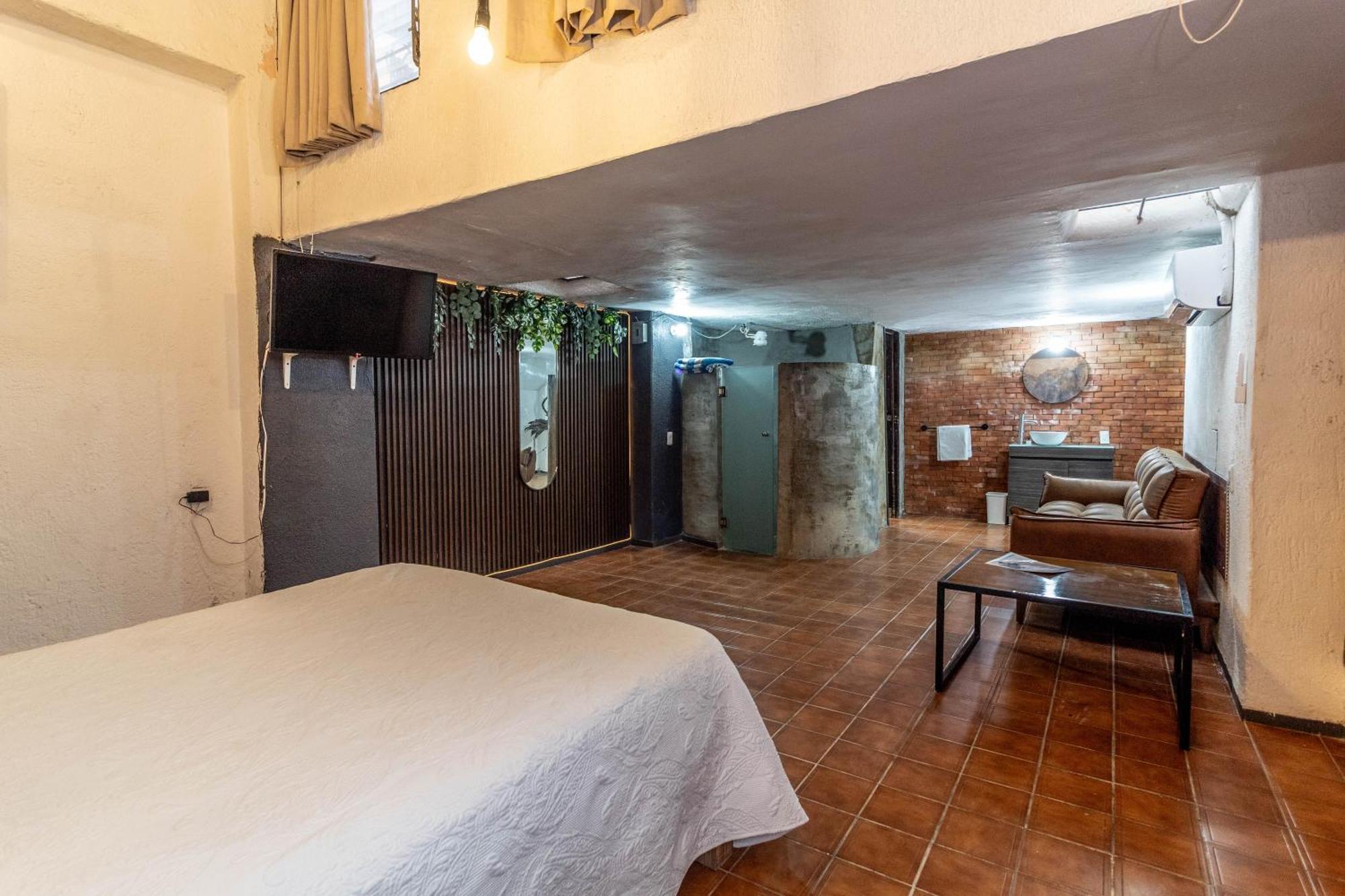 Chapalita, Subterránea De Dos Pisos Apartamento