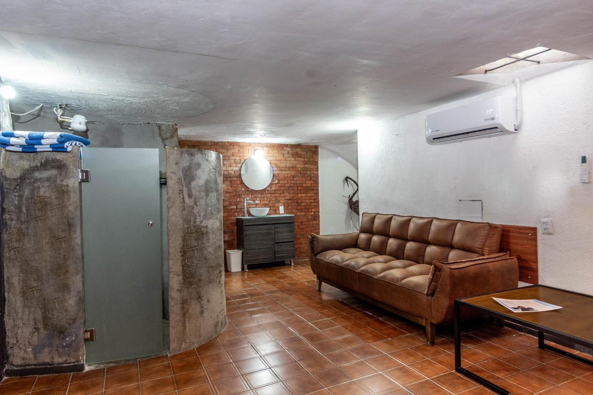 Chapalita, Subterránea De Dos Pisos Apartamento